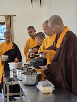 มูลนิธิพุทธภูมิธรรมและคณะบุญ เป็นตัวแทนทุกท่าน ถวายภัตตาหารเพลพระ และนั่งสมาธิภาวนา อธิษฐานจิตแผ่บุญไม่มีประมาณ ปล่อยปลา เต่า กบ หอย ไถ่ชีวิตแม่โคท้อง