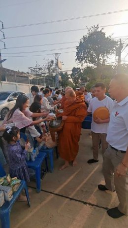 บุญสำเร็จวันเดียว 3 กองบุญ มูลนิธิพุทธภูมิธรรม, กองบุญโภคทรัพย์ เป็นตัวแทนท่านใส่บาตรด้วยนม ขนม น้ำ น้ำผึ้ง มากมาย