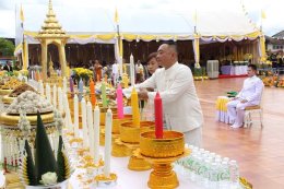 พลังบุญประเทศสำเร็จแล้ว พุทธศาสนิกชนหลั่งไหลร่วมบุญใหญ่ ณ พระธาตุเชิงชุม พิธียกปลียอดทองคำ ส่วนที่3 และกล่าวคำถวายทองคำฉัตรและปลียอดทั้ง 3 ส่วน (รวมทองคำทั้ง 3 ส่วน กว่า 31 กิโลกรัม)