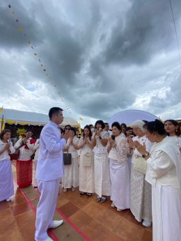 พลังบุญประเทศสำเร็จแล้ว พุทธศาสนิกชนหลั่งไหลร่วมบุญใหญ่ ณ พระธาตุเชิงชุม พิธียกปลียอดทองคำ ส่วนที่3 และกล่าวคำถวายทองคำฉัตรและปลียอดทั้ง 3 ส่วน (รวมทองคำทั้ง 3 ส่วน กว่า 31 กิโลกรัม)