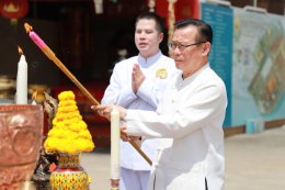 อาจารย์วิจักษณ์ สองจันทร์  ประธานมูลนิธิพุทธภูมิธรรม นำบวงสรวงสักการะบูชา ให้เป็นสิริมงคล เนื่องในวันวิสาขบูชา