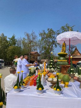 อาจารย์วิจักษณ์ สองจันทร์ ประธานมูลนิธิพุทธภูมิธรรม นำนมัสการบูชาพระรัตนตรัยในการเททองหล่อ "พระพุทธมงคลสารคามประทานพร" ปางนั่งเมือง