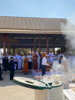 อาจารย์วิจักษณ์ สองจันทร์ ประธานมูลนิธิพุทธภูมิธรรม นำนมัสการบูชาพระรัตนตรัยในการเททองหล่อ "พระพุทธมงคลสารคามประทานพร" ปางนั่งเมือง