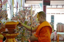 ทอดผ้าป่าทองคำสร้างฉัตรทองคำ วัดพระธาตุแช่แห้ง พระอารามหลวง จังหวัดน่าน