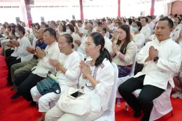 ทอดผ้าป่าทองคำสร้างฉัตรทองคำ วัดพระธาตุแช่แห้ง พระอารามหลวง จังหวัดน่าน