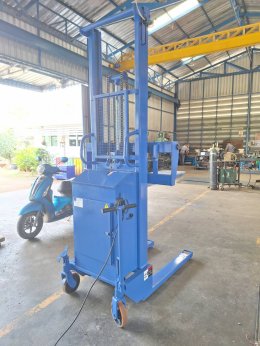 Stacker 1500 KG. แบบไฟฟ้า