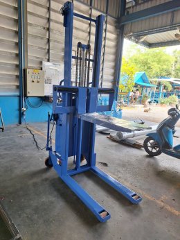 Stacker 1500 KG. แบบไฟฟ้า