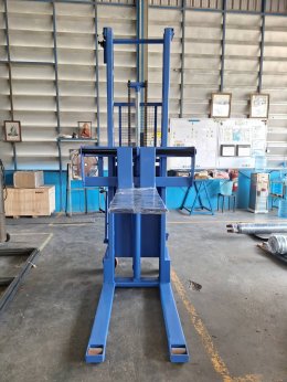 Stacker 1500 KG. แบบไฟฟ้า