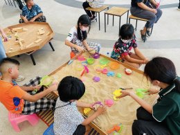 สสส.-โคราช สานพลัง 15 ภาคี จัดใหญ่เทศกาลเดิ่นยิ้มเบ่งบาน “ปิดเทอมสร้างสรรค์ อัศจรรย์วันเล่น” ระดมกิจกรรม 4 โซนเสริมทักษะ สร้างการเรียนรู้ ให้เด็กและเยาวชน พร้อมชวนร่วมเป็นเครือข่ายผู้ใหญ่ใจดี เปิดพื้นที่สร้างสรรค์ทั่วประเทศผ่านแพลตฟอร์ม ปิดเทอมสร้างสรรค์.