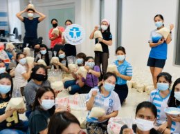 “สยามสไมล์“ ร่วมกับ “มูลนิธิยิ้มสยาม” ส่งมอบถุงพร้อมอิ่ม เพื่อช่วยเหลือผู้ที่ได้รับผลกระทบจากการระบาดของโรค Covid-19  ในชุมชนย่านสายไหม กรุงเทพมหานคร