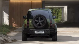 Land Rover Defender ปี 2026 ไม่ใช่แค่ Minorchange แต่มันคือการยกระดับความฉลาดและความหล่อเหลา!