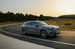 Mercedes-Benz GLC ใหม่ไฟฟ้าล้วน 2026  หน้ากระจังใหญ่จน BMW ยังต้องเหลียว กับจอ Hyperscreen 39 นิ้วเต็มแดชบอร์ด
