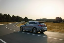 Mercedes-Benz GLC ใหม่ไฟฟ้าล้วน 2026  หน้ากระจังใหญ่จน BMW ยังต้องเหลียว กับจอ Hyperscreen 39 นิ้วเต็มแดชบอร์ด