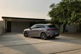 Mercedes-Benz GLC ใหม่ไฟฟ้าล้วน 2026  หน้ากระจังใหญ่จน BMW ยังต้องเหลียว กับจอ Hyperscreen 39 นิ้วเต็มแดชบอร์ด