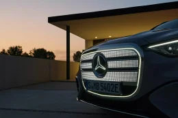Mercedes-Benz GLC ใหม่ไฟฟ้าล้วน 2026  หน้ากระจังใหญ่จน BMW ยังต้องเหลียว กับจอ Hyperscreen 39 นิ้วเต็มแดชบอร์ด
