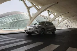 Mercedes-Benz GLC ใหม่ไฟฟ้าล้วน 2026  หน้ากระจังใหญ่จน BMW ยังต้องเหลียว กับจอ Hyperscreen 39 นิ้วเต็มแดชบอร์ด