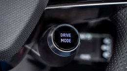 NEW NISSAN Micra EV ใหม่โฉมไฟฟ้าล้วนมาแล้ว! แต่เอ๊ะ...นี่มัน Renault 5 แปะโลโก้ Nissan รึเปล่านะ?
