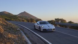 The New Porsche 911 Carrera T (992.2) มีให้เลือกทั้งแบบคูเป้และแบบเปิดประทุน (Cabriolet) มีให้เลือกแค่เกียร์ธรรมดา 6 สปีดเท่านั้น!