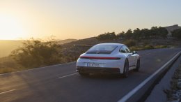 The New Porsche 911 Carrera T (992.2) มีให้เลือกทั้งแบบคูเป้และแบบเปิดประทุน (Cabriolet) มีให้เลือกแค่เกียร์ธรรมดา 6 สปีดเท่านั้น!