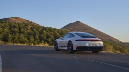 The New Porsche 911 Carrera T (992.2) มีให้เลือกทั้งแบบคูเป้และแบบเปิดประทุน (Cabriolet) มีให้เลือกแค่เกียร์ธรรมดา 6 สปีดเท่านั้น!