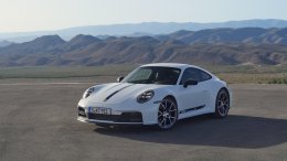 The New Porsche 911 Carrera T (992.2) มีให้เลือกทั้งแบบคูเป้และแบบเปิดประทุน (Cabriolet) มีให้เลือกแค่เกียร์ธรรมดา 6 สปีดเท่านั้น!