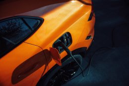 Lamborghini Urus SE ซูเปอร์เอสยูวีปลั๊กอินไฮบริดรุ่นแรกของแบรนด์ ทรงพลังด้วยกำลังเครื่องรวม 800 CV วิ่งไกลถึง 60 กม. ในโหมดไฟฟ้า