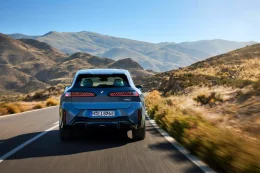 BMW เปิดศักราชใหม่อย่างเป็นทางการกับ iX3 รุ่นปี 2026 SUV พลังไฟฟ้าคันแรกบนแพลตฟอร์ม Neue Klasse ที่ว่ากันว่าเป็นรากฐานอนาคตของแบรนด์!