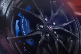 Corvette ZR1X 2026 เมื่อ ยักษ์อเมริกัน ตื่นขึ้นพร้อม 1,250 แรงม้า และขับเคลื่อนสี่ล้อไฟฟ้า!