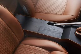 Jaguar E-Type รุ่นพิเศษ Series I Drophead Coupe ที่ถูกสร้างขึ้นใหม่จำนวน 2 คันตามคำสั่งของลูกค้าพิเศษจาก ใช้เวลาในการผลิตกว่า 2,000 ชั่วโมง!
