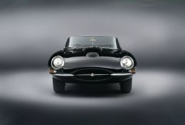 Jaguar E-Type รุ่นพิเศษ Series I Drophead Coupe ที่ถูกสร้างขึ้นใหม่จำนวน 2 คันตามคำสั่งของลูกค้าพิเศษจาก ใช้เวลาในการผลิตกว่า 2,000 ชั่วโมง!