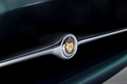 Jaguar E-Type รุ่นพิเศษ Series I Drophead Coupe ที่ถูกสร้างขึ้นใหม่จำนวน 2 คันตามคำสั่งของลูกค้าพิเศษจาก ใช้เวลาในการผลิตกว่า 2,000 ชั่วโมง!