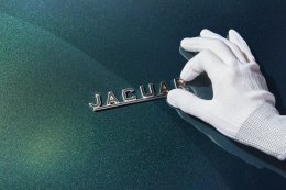 Jaguar E-Type รุ่นพิเศษ Series I Drophead Coupe ที่ถูกสร้างขึ้นใหม่จำนวน 2 คันตามคำสั่งของลูกค้าพิเศษจาก ใช้เวลาในการผลิตกว่า 2,000 ชั่วโมง!