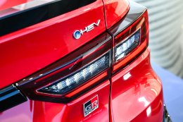 โตโยต้าเปิดราคาอย่างเป็นทางการ NEW Yaris ATIV HEV พร้อมส่งสองรุ่นให้เลือก Premium และ GR Sport เปิดราคาช่วงแนะนำอยู่ที่ 719,000 บาท และ 769,000 บาท