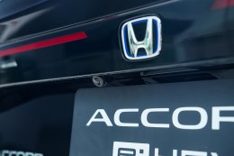 เปิดตัวแล้ว Honda Accord e:HEV ใหม่ เพิ่มออปชัน พร้อมปรับราคาถูกลง สูงสุด 70,000 บาท! เริ่ม 1.479 ลบ.