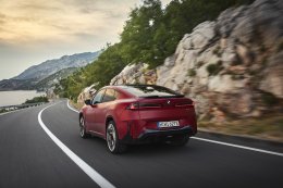 BMW เผยข้อมูล iX4 รถยนต์ไฟฟ้า 100% สไตล์ SUV Coupé บนแพลตฟอร์ม Neue Klasse สถาปัตยกรรม 800V