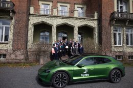 Porsche AG และ Norsk Hydro ASA จะร่วมมือกันเพื่อลดมลภาวะในการปล่อยสารประกอบคาร์บอนจากรถยนต์รุ่นต่าง ๆ ของปอร์เช่ 