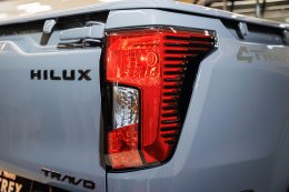 Toyota Hilux TRAVO Standard Cab 4TREK 4WD  ราคาจำหน่ายสุดเร้าใจ เริ่ม 774,000 บาท (6MT) และ 826,000 บาท (6AT) กระบะตอนเดียวขับสี่สายลุยตัวจริง