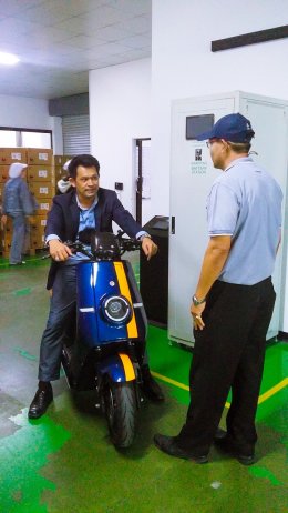 นาย อาณัติ สาดีน และ นาย รอเช็ด พรหมาด เข้าเยี่ยมชมโรงงานผู้ผลิตและจัดจำหน่ายรถมอเตอร์ไซค์ไฟฟ้า ตามโครงการ ส่งเสริมเพื่อพัฒนารถจักรยานยนต์ไฟฟ้าในประเทศไทย