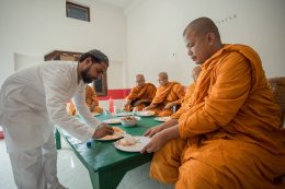 ศาสนาสัมพันธ์ ครอบครัวมุสลิมกุสินารานิมนต์พระสงฆ์ไทยฉันภัตตาหาร