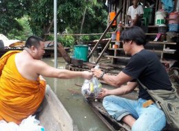 คณะสงฆ์จังหวัดนครพนมช่วยพระเเละชาวบ้านที่ประสบอุทกภัยอย่างต่อเนื่อง