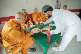 ศาสนาสัมพันธ์ ครอบครัวมุสลิมกุสินารานิมนต์พระสงฆ์ไทยฉันภัตตาหาร