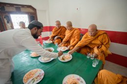 ศาสนาสัมพันธ์ ครอบครัวมุสลิมกุสินารานิมนต์พระสงฆ์ไทยฉันภัตตาหาร