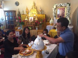 พระธรรมทูตร่วมกับพสกนิกรในอเมริกา ประดิษฐ์ดอกไม้จันทน์เพื่อใช้ในพิธีถวายพระเพลิงพระบรมศพ ในหลวง ร.9