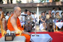 "พิธีขลิบผมและมอบผ้าไตรแก่กุลบุตรโครงการอุปสมบทหมู่นวกะโพธิ รวมใจภักดิ์รักแผ่นดิน รุ่น ๑๐ 