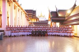 "พิธีขลิบผมและมอบผ้าไตรแก่กุลบุตรโครงการอุปสมบทหมู่นวกะโพธิ รวมใจภักดิ์รักแผ่นดิน รุ่น ๑๐ 