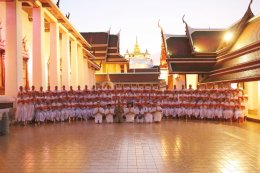 "พิธีขลิบผมและมอบผ้าไตรแก่กุลบุตรโครงการอุปสมบทหมู่นวกะโพธิ รวมใจภักดิ์รักแผ่นดิน รุ่น ๑๐ 