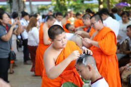 "พิธีขลิบผมและมอบผ้าไตรแก่กุลบุตรโครงการอุปสมบทหมู่นวกะโพธิ รวมใจภักดิ์รักแผ่นดิน รุ่น ๑๐ 