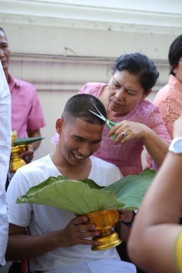 "พิธีขลิบผมและมอบผ้าไตรแก่กุลบุตรโครงการอุปสมบทหมู่นวกะโพธิ รวมใจภักดิ์รักแผ่นดิน รุ่น ๑๐ 