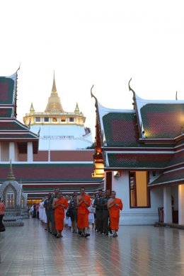 "พิธีขลิบผมและมอบผ้าไตรแก่กุลบุตรโครงการอุปสมบทหมู่นวกะโพธิ รวมใจภักดิ์รักแผ่นดิน รุ่น ๑๐ 