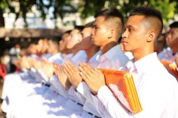 "พิธีขลิบผมและมอบผ้าไตรแก่กุลบุตรโครงการอุปสมบทหมู่นวกะโพธิ รวมใจภักดิ์รักแผ่นดิน รุ่น ๑๐ 